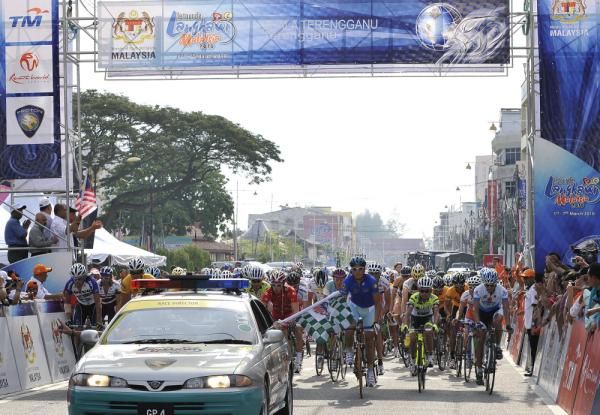 The race gets underway in Kuala Terengganu