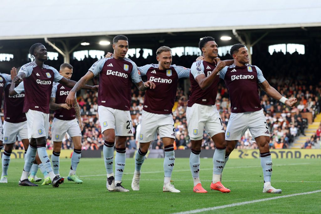 LONDON, ENGLAND - OCTOBER 19: Ollie Watkins of Aston Villa celebrates scoring his team&#039;s second goal with teammates during the Premier League match between Fulham FC and Aston Villa FC at Craven Cottage on October 19, 2024 in London, England. (Photo by Richard Heathcote/Getty Images)