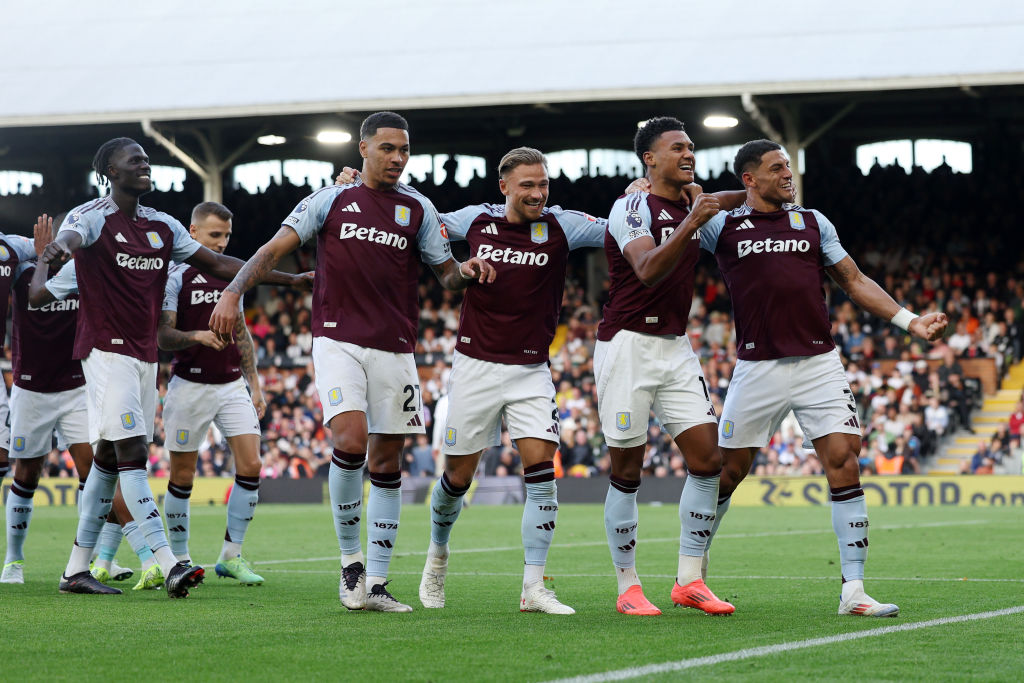 LONDON, ENGLAND - OCTOBER 19: Ollie Watkins of Aston Villa celebrates scoring his team's second goal with teammates during the Premier League match between Fulham FC and Aston Villa FC at Craven Cottage on October 19, 2024 in London, England. (Photo by Richard Heathcote/Getty Images)