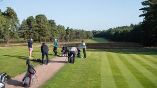 golfers waiting