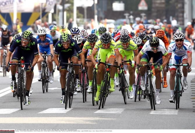 The riders line up for the sprint