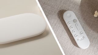 Le boîtier Google TV Streamer sur un canapé à côté de sa télécommande