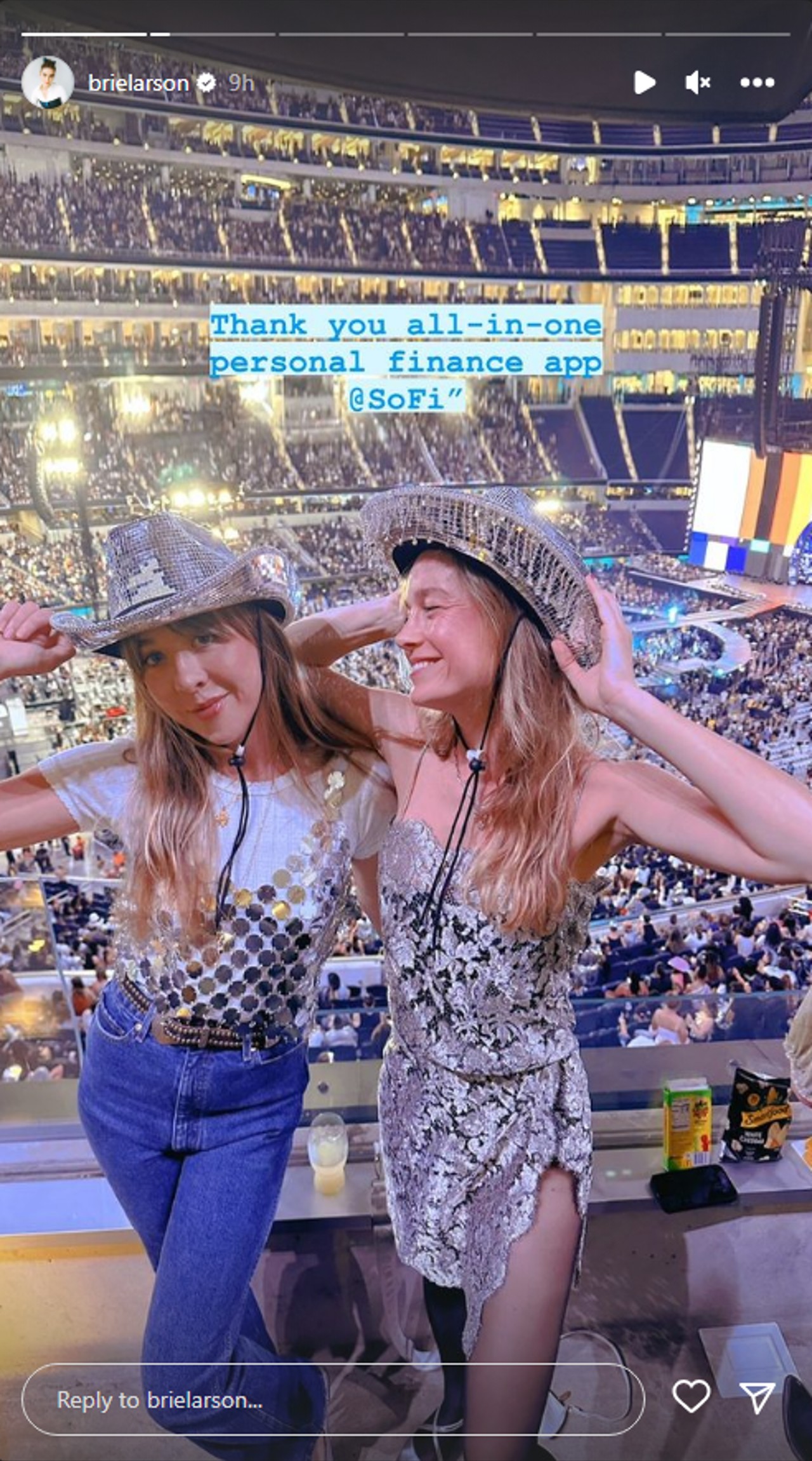 Brie Larson con un vestido de encaje transparente y un sombrero de vaquero de espejo con su amiga en el concierto de Beyoncé.