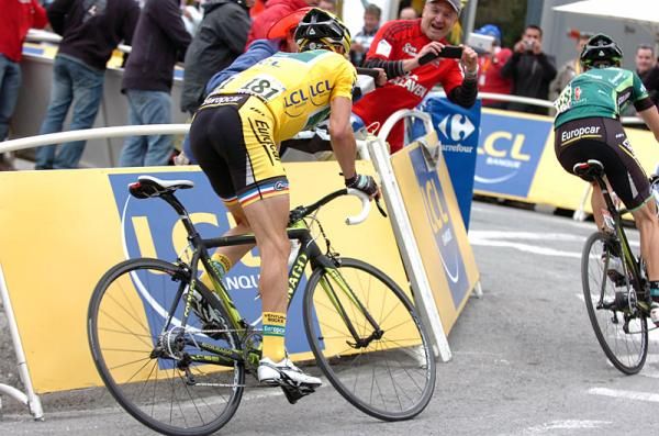Race leader Thomas Voeckler (Europcar) big rings the final pitch up Luz-Ardiden on the wheel of teammate Pierre Rolland.