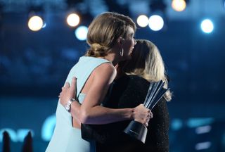 ARLINGTON, TX - APRIL 19: Taylor Swift and Andrea Swift (R) hug onstage during the 50th Academy of Country Music Awards at AT&T Stadium on April 19, 2015 in Arlington, Texas. (Photo by Mike Windle/ACM2015/Getty Images for dcp)