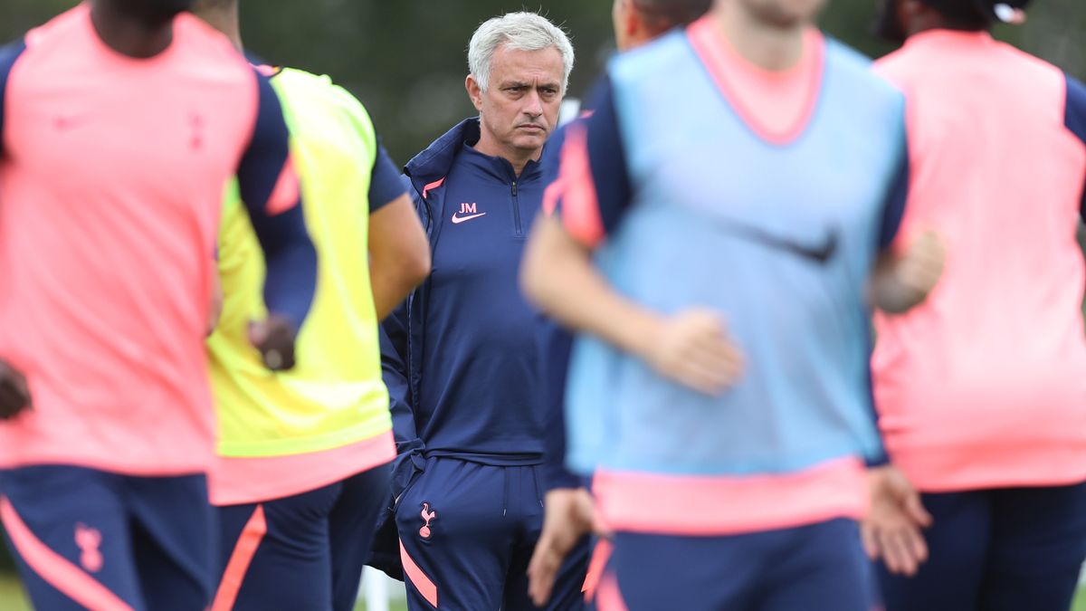 Tottenham Hotspur manager Jose Mourinho oversees training this week ahead of the Spurs&#039; match against Everton.