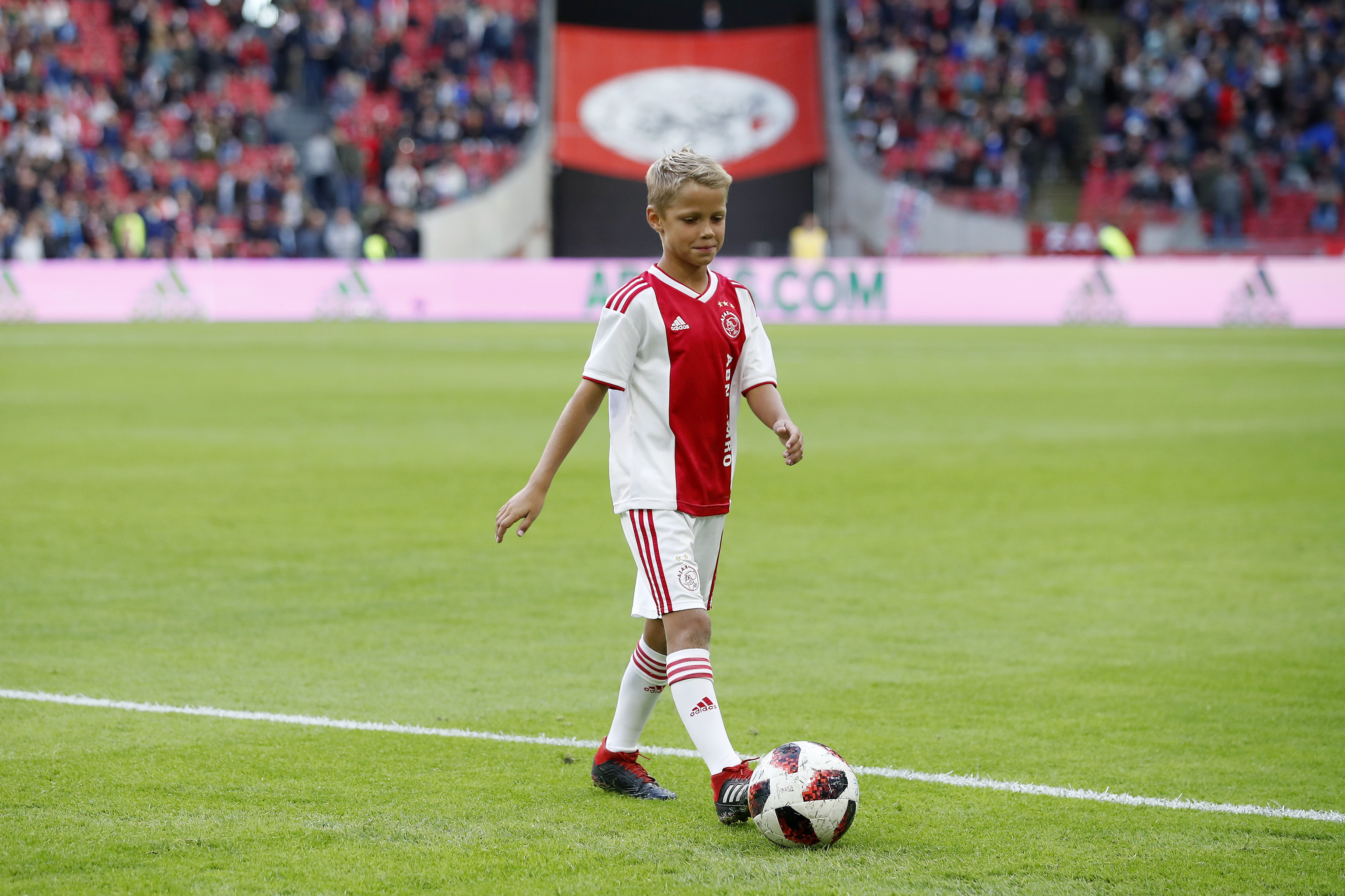 Sean Steur hold up the ball 2.245 times during the Dutch Eredivisie match between Ajax Amsterdam and AZ Alkmaar at the Johan Cruijff Arena on October 07, 2018 in Amsterdam, The Netherlands(Photo by VI Images via Getty Images)