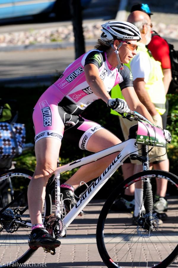 Shannon Gibson (NoTubes) cornering on the descent