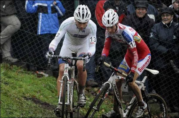 Sven Nys (Landbouwkrediet) and Kevin Pauwels (SunWeb)