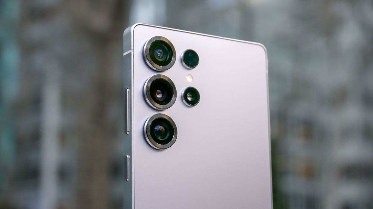 Camera lenses on the Galaxy S25 Ultra