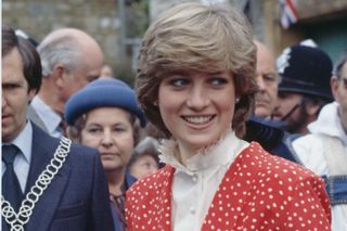 Princess Diana wearing pie-crust collar