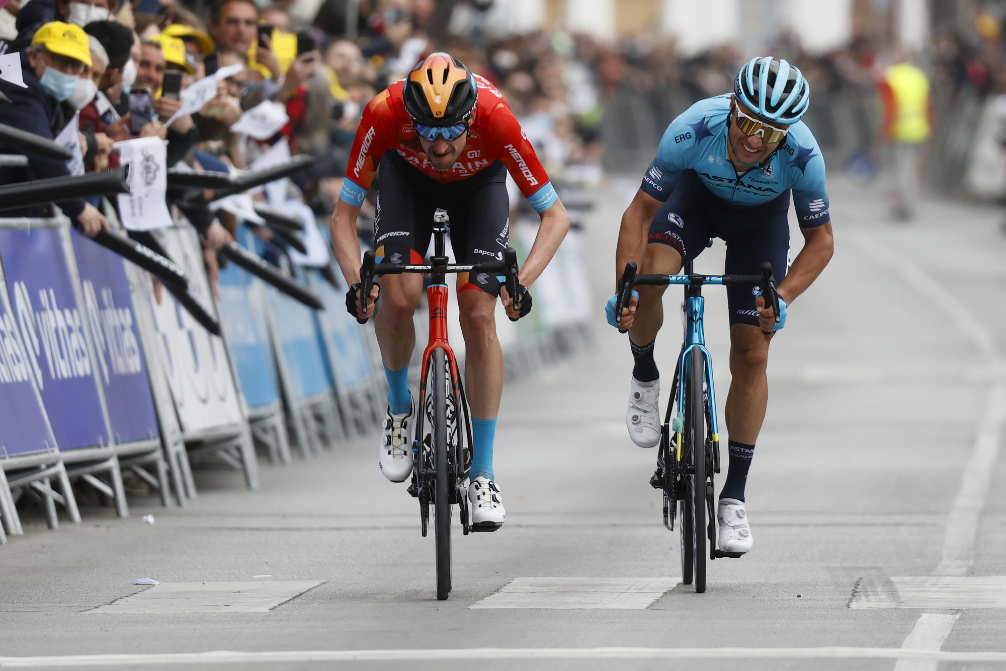 Vuelta a Andalucia - Ruta Del Sol 2022 - 68th Edition - 4th stage Cullar Vega - Baza 165,6 km - 19/02/2022 - Alexey Lutsenko (KAZ - Astana Qazaqstan Team) - Wout Poels (NED - Bahrain Victorious) - photo Luis Angel Gomez/SprintCyclingAgency©2022