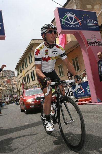 Mark Cavendish heads to the start.