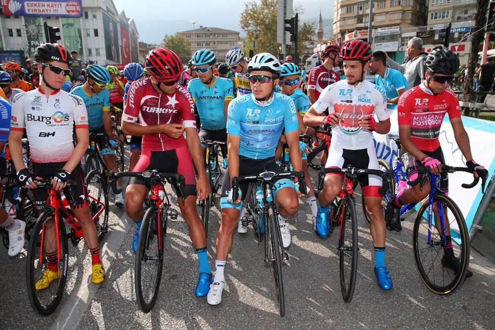 Alexey Lutsenko (Astana) in the leader's jersey