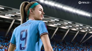 Skærmbillede af fodboldspilleren Chloe Kelly i FIFA 23 på banen, der kigger over sin højre skulder
