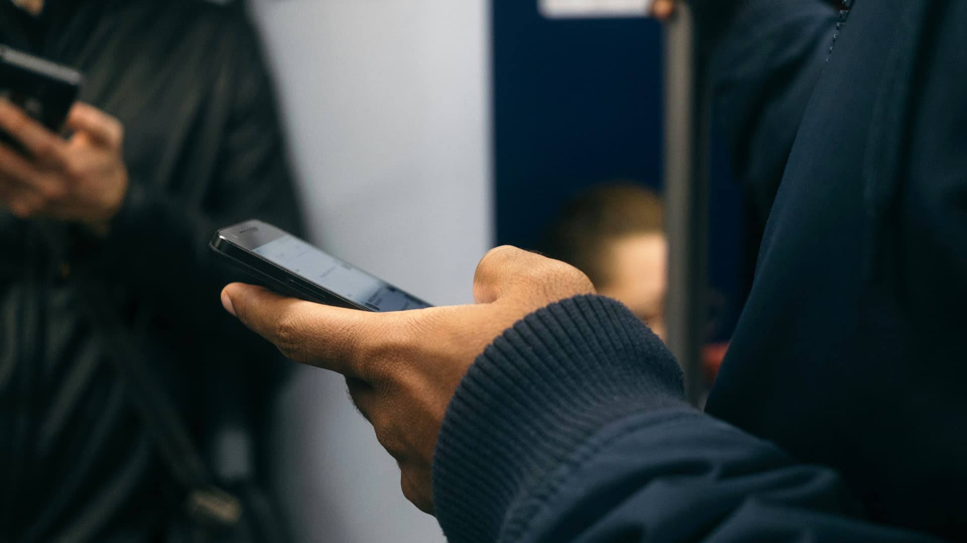 Uma pessoa segurando um smartphone.