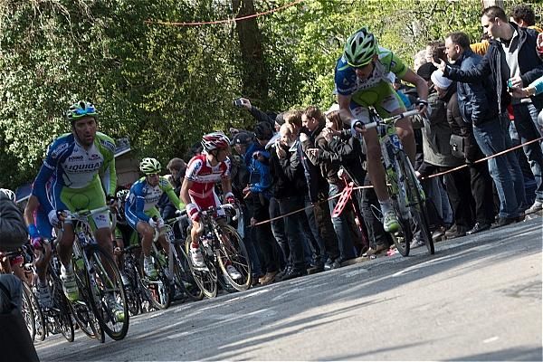 The peloton climbs the Mur de Huy for the second time.