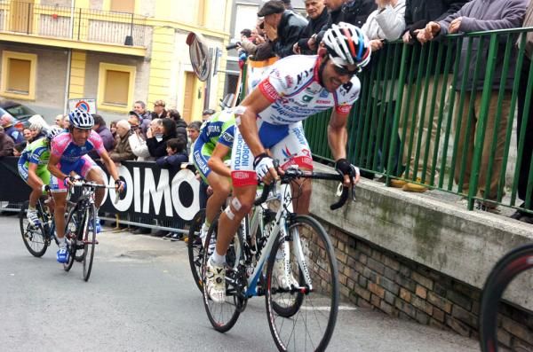 A bandaged Jos&egrave; Serpa (Androni-Giocatolli) makes his way up to the finish