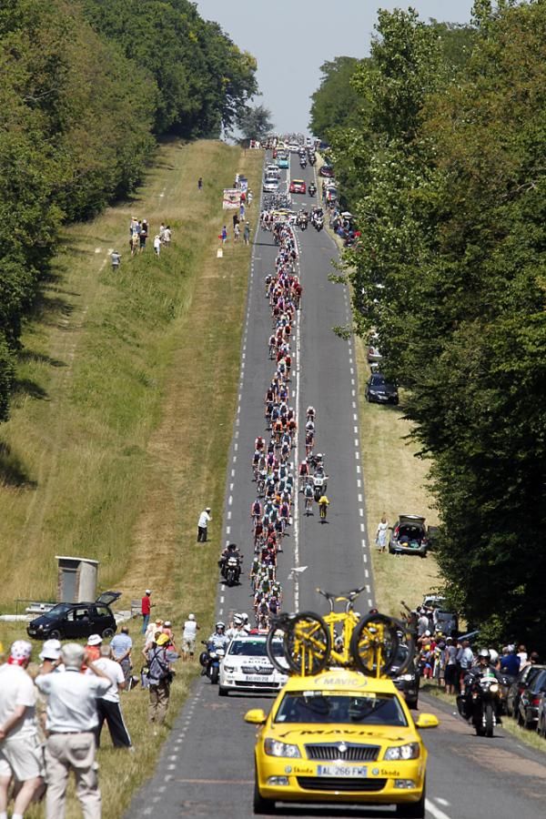 The peloton in pursuit of the breakaway on the Tour's fifth stage.