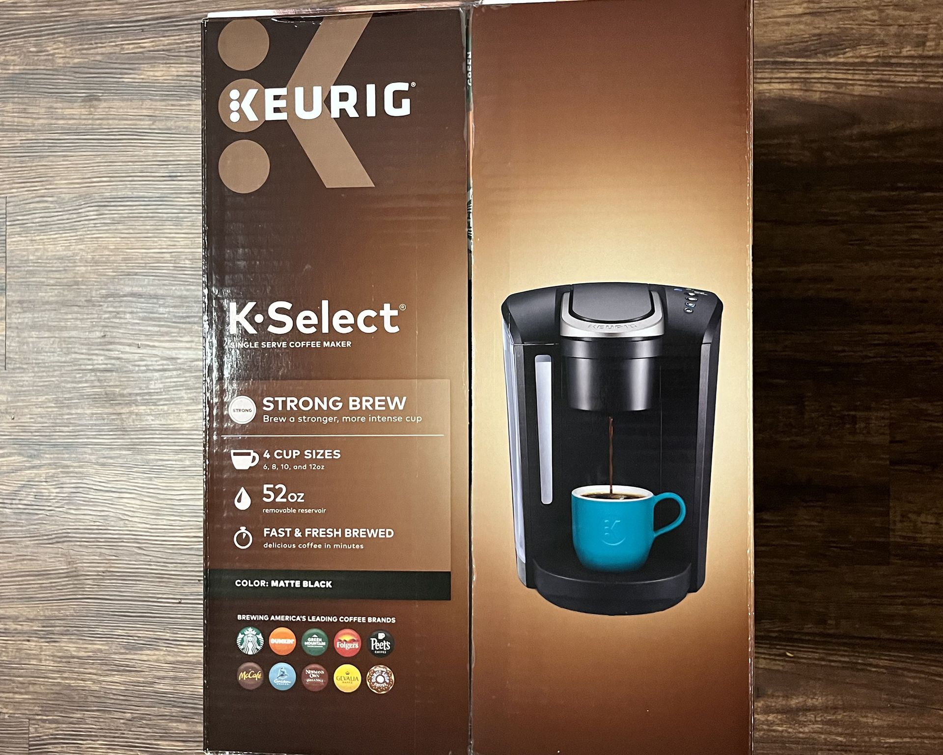 Keurig K-Select kotak pembuat kopi satu porsi di lantai keras laminasi kayu