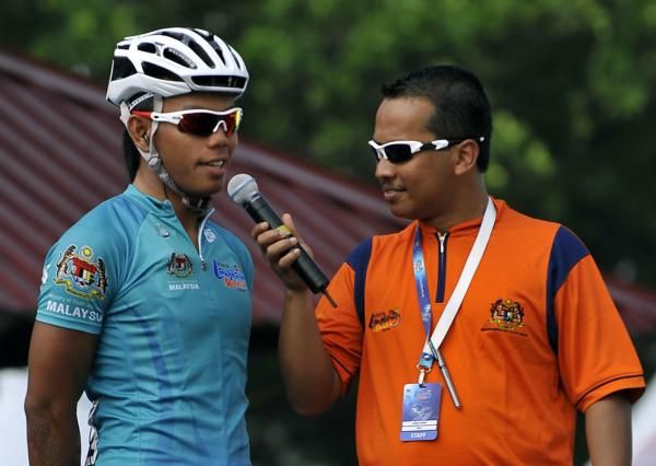 Anuar Manan is interviewed at the start