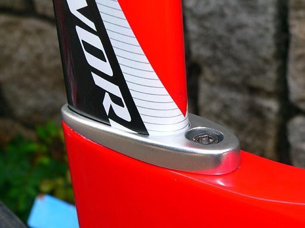 A clean wedge-type seatpost binder graces the Transition.