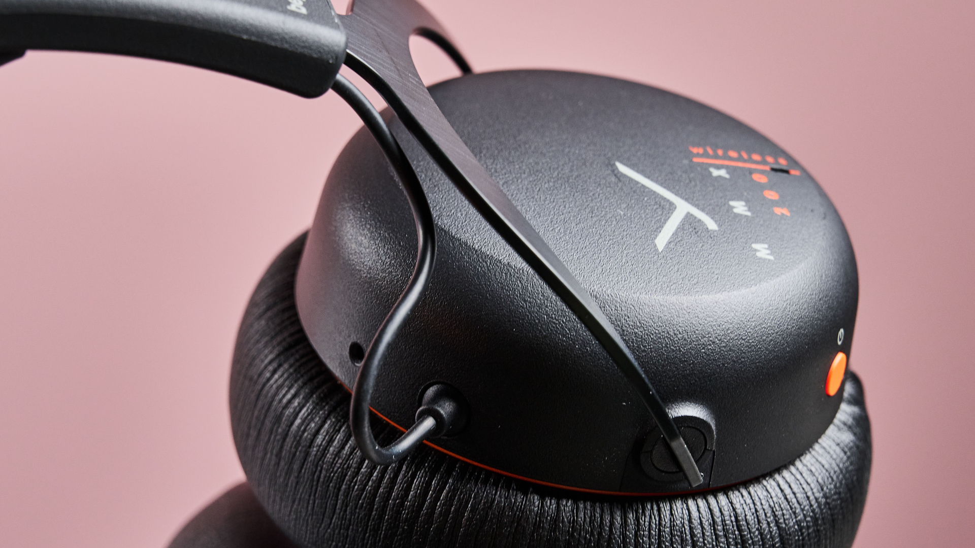 Close-up on Beyerdynamic MMX 200 Wireless driver