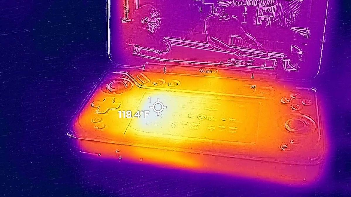 AYANEO Flip DS thermals: Smaller screen.