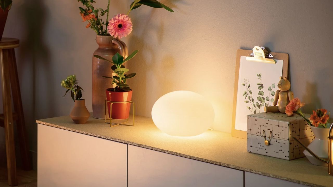 Philips Hue Flourish table lamp