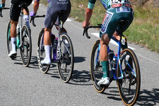 'It was cutting the blood from my legs' – Ethan Hayter takes scissors to his green skinsuit in mid-stage kit modification at Vuelta a España