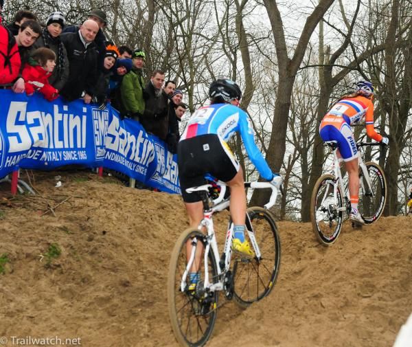 Katerina Nash (CZE) chases Sophie De Boer