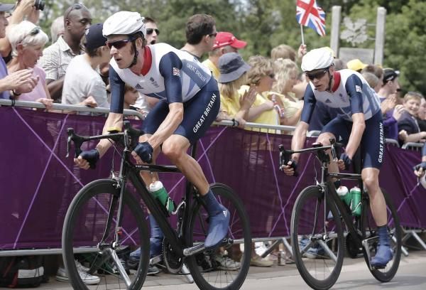 Bradley Wiggins and Chris Froome lead the peloton for Great Britain.