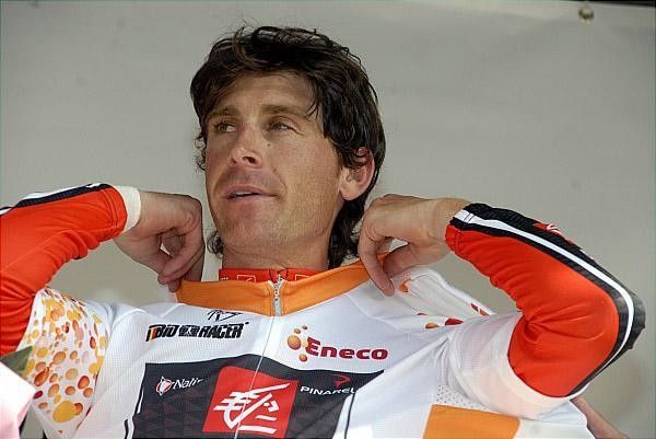 Jose Ivan Gutierrez (Caisse d'Epargne) puts on another jersey of the overall leader.