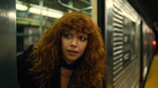 Natasha Lyonnes Nadia sieht geschockt aus, als sie in Russian Doll Staffel 2 eine U-Bahn besteigt