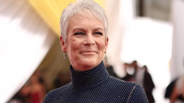  Jamie Lee Curtis attends the 94th Annual Academy Awards at Hollywood and Highland on March 27, 2022 in Hollywood, California.