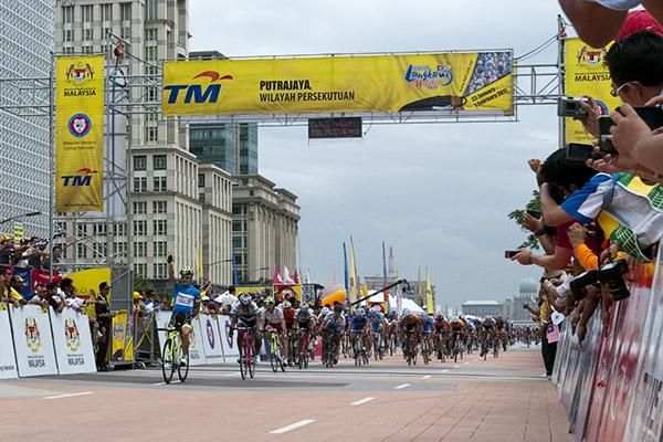 Italian Andrea Guardini (far left in blue) of the Farnese Vini/Neri Sottoli team takes out his third stage of the tour in Putrajaya.
