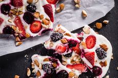 frozen yogurt bark with berries