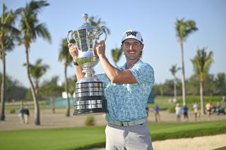 Jake Knapp holding up the 2024 Mexico Open trophy