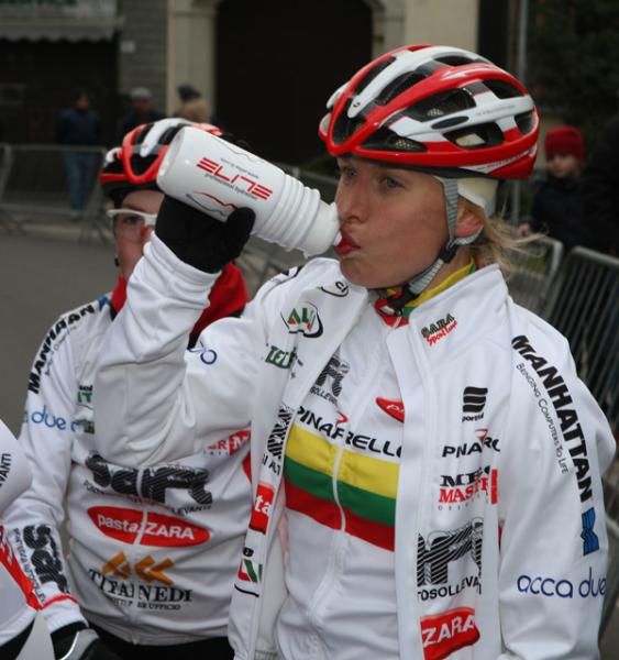 Rasa Leleivyte gets a quick drink before the start