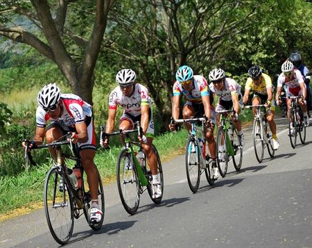 The breakaway, all strung out, pushes the pace