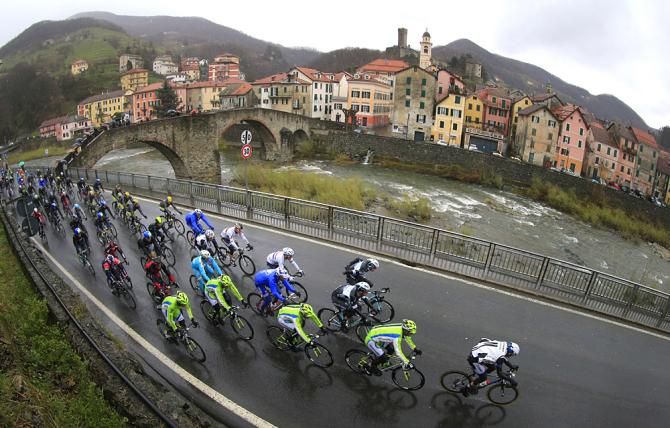 A soggy peloton in Milan-San Remo