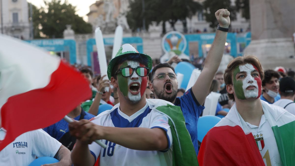 Italy fans watch their team&#039;s match against Belgium on July 2 from Piazza del Popolo in Rome..