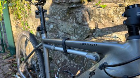 The Topeak Masterblaster frame pump under the top tube of the Vitus e-stubstance e-bike 