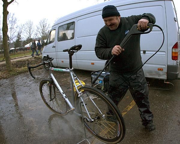 Danny "Luigi" the mechanic cleans Troy Well's bike after the Hofstade World Cup.