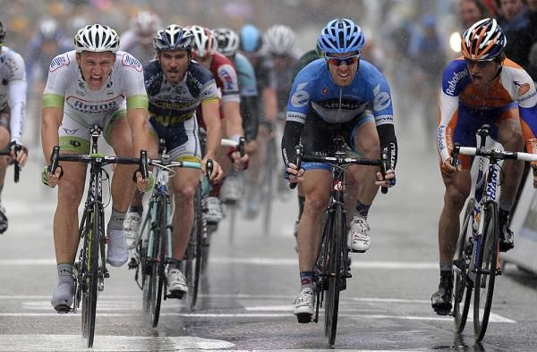 A downpour soaked the contenders of the Scheldeprijs