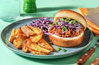 Vegetarisk Sloppy Joe med r&oslash;dk&aring;lslaw og ovnsbakte potetb&aring;ter