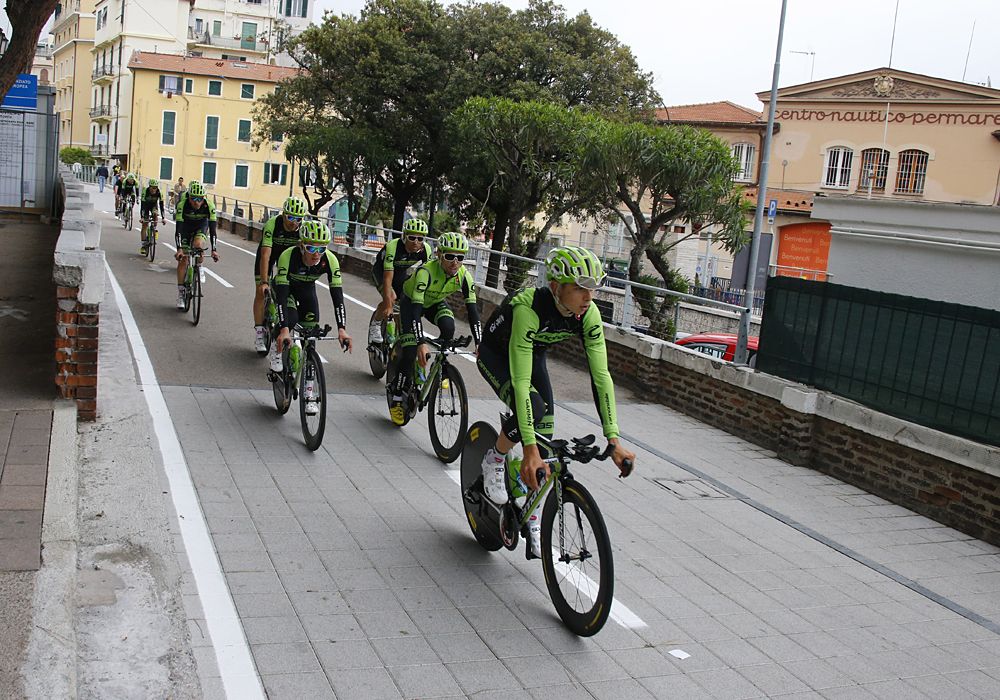 Cannondale-Garmin out on course