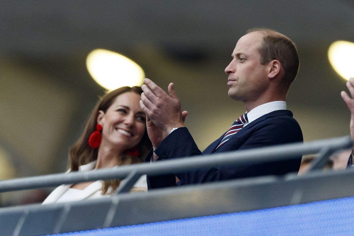 Une rare démonstration royale d'affection de la part de Kate Middleton lors du match de football d'hier soir devient virale