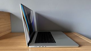 Image shows a side view of an open MacBook Pro M1 Pro 2021.