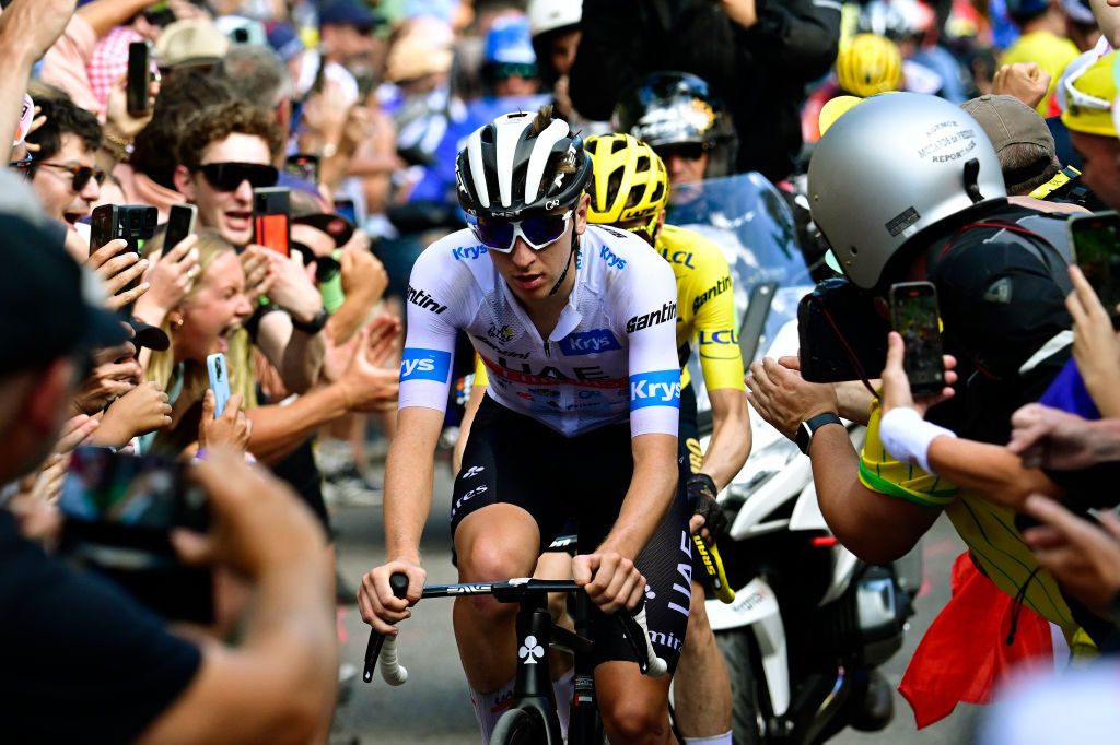 Гонщики тур де франс. Tour de France handshake vingagaard and Pogacar.